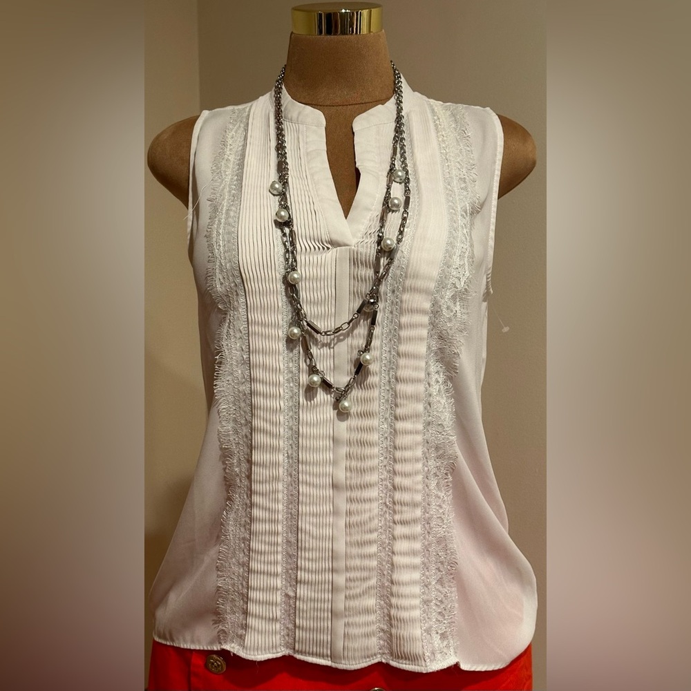 No Tag White Sheer Lace Pleated Sleeveless V Neck Blouse Sz L.